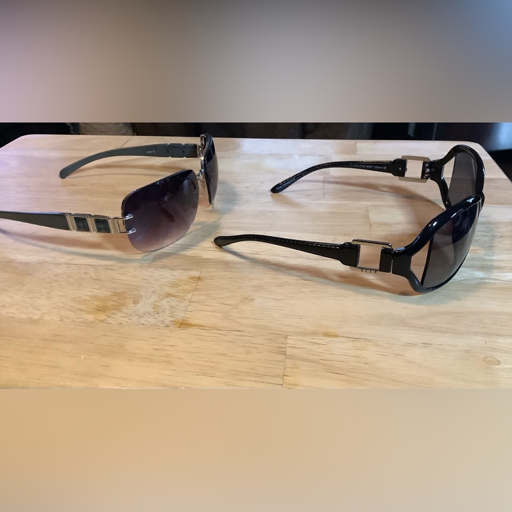 2 pairs of women’s sunglasses